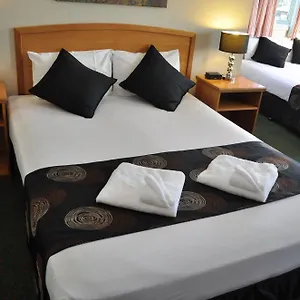 https://the-meadowbrook-hotel.queenslandhotels.net